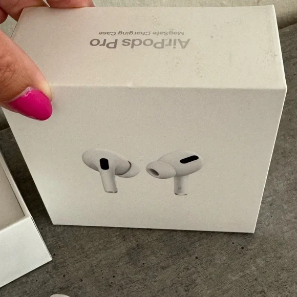 Apple AirPods Pro in White - Picture 3 of 6
